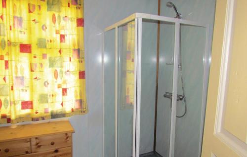 InnbjoaにあるBeautiful Home In Bjoa With 4 Bedroomsのバスルーム(シャワー、ガラス張りのキャビネット付)