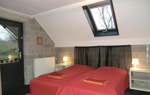 - une chambre avec un lit rouge et une fenêtre dans l'établissement Nice Home In Comblinay With Kitchen, à Comblinay