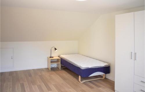 Postel nebo postele na pokoji v ubytování 6 Bedroom Gorgeous Home In Tomelilla