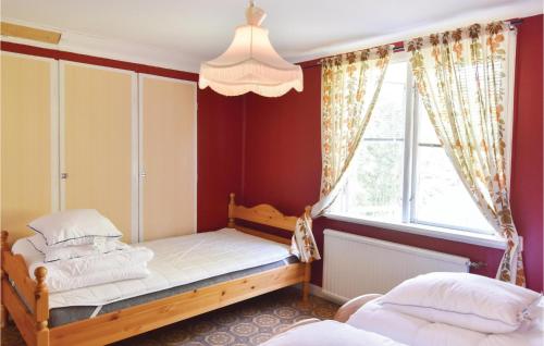 een slaapkamer met 2 bedden en een raam bij Stunning Home In Munkfors With Wifi in Munkfors