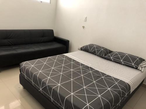 サンタ・マルタにあるEDIFICIO PALANOA APTO 507PQ RODADEROのベッドルーム(ベッド1台、ソファ付)