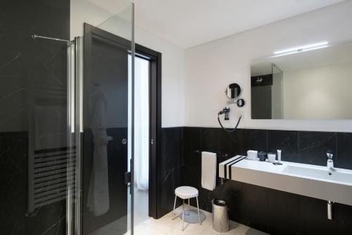 Koupelna v ubytování J Hotel