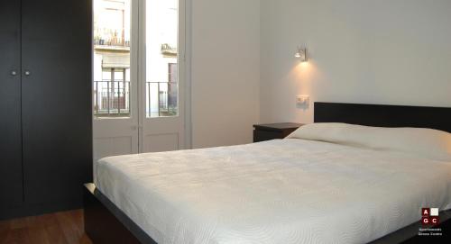 Un ou plusieurs lits dans un hébergement de l'établissement Apartaments Girona Centre