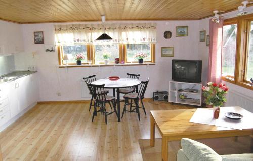 eine Küche und ein Wohnzimmer mit einem Tisch und Stühlen in der Unterkunft Stunning Home In Lttorp With Kitchen in Löttorp