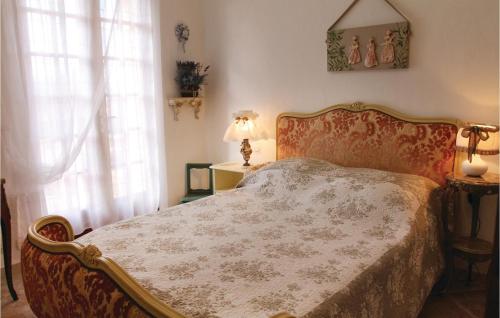 ゴルドにある3 Bedroom Stunning Home In Gordesのベッドルーム(ベッド1台、窓付)