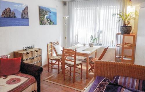 リンツ・アム・ラインにあるBeautiful Apartment In Linz Am Rhein With Wifiのリビングルーム(ダイニングルームテーブル、椅子付)