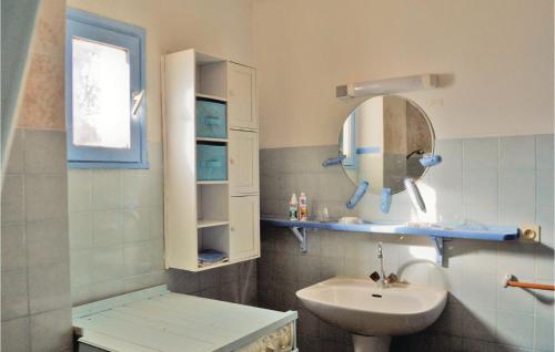 セラ・ディ・フェロにあるCozy Apartment In Serra Di Ferro With House Sea Viewのバスルーム(洗面台、鏡付)