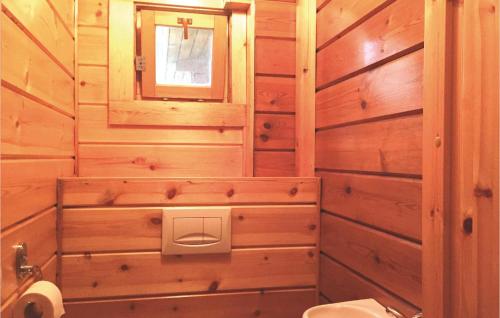 bagno in legno con servizi igienici e specchio di Awesome Home In Neede With Wifi a Neede