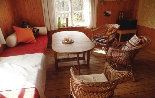 1 dormitorio con 1 cama, mesa y sillas en Awesome Home In Kjpmannsskjr With 3 Bedrooms And Sauna, en Tokenes