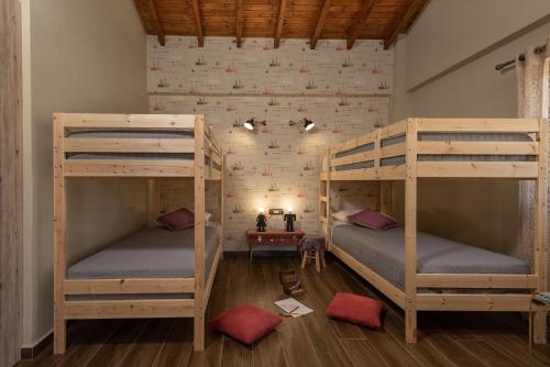 Tempat tidur susun dalam kamar di Olvini Villa