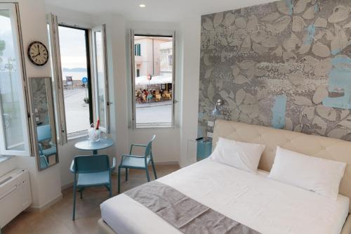 una camera da letto con un letto e un tavolo con sedie di Casa Jaume ad Alghero