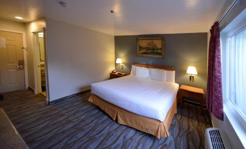 Кровать или кровати в номере Cherry Orchard Inn