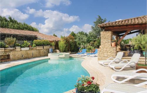 une piscine avec des chaises et un gazebo dans l'établissement 3 Bedroom Stunning Home In Gordes, à Gordes