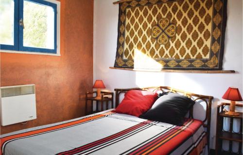 セラ・ディ・フェロにあるCozy Apartment In Serra Di Ferro With House Sea Viewのベッドルーム1室(赤と黒の枕が付くベッド1台付)