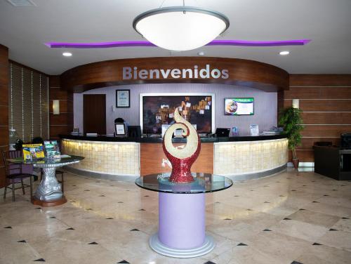 Sijil, anugerah, tanda atau dokumen lain yang dipamerkan di Hotel Lois Veracruz