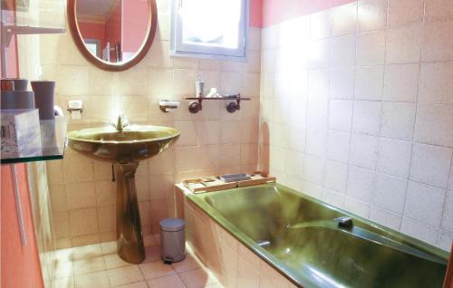 a bathroom with a green tub and a sink at Awesome Home In Ustaritz With Private Swimming Pool, Can Be Inside Or Outside in Ustaritz