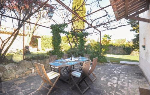 une table et des chaises assises sur une terrasse dans l'établissement Gorgeous Home In Cabris With Wifi, à Cabris
