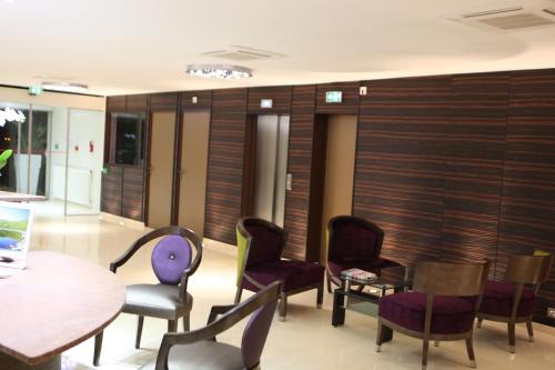 Un lugar para sentarse en Hôtel Les Trois Roses, Meylan Grenoble