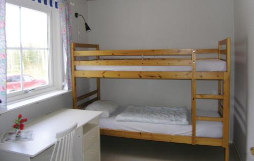 Katil dua tingkat atau katil-katil dua tingkat dalam bilik di Holiday Home Agunnaryd with Fireplace VII
