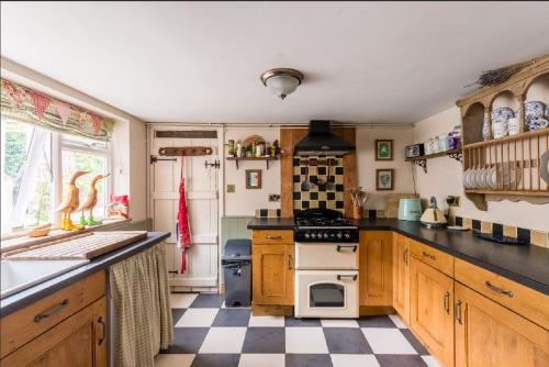O bucătărie sau chicinetă la Tudor Cottage