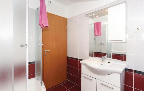 3 Bedroom Lovely Apartment In Gata في Gata: حمام مع حوض ودش ومرآة