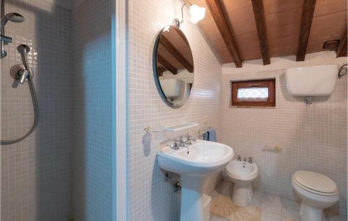 BaccanoにあるLa Spizzica 6のバスルーム(洗面台、トイレ、鏡付)