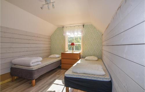 Gulta vai gultas numurā naktsmītnē Gorgeous Home In Sollebrunn With Wifi