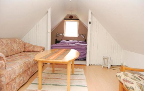 En eller flere senger på et rom på 1 Bedroom Lovely Home In Lyckeby