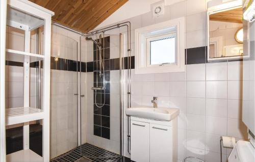 Koupelna v ubytování 1 Bedroom Gorgeous Home In Ambjrby