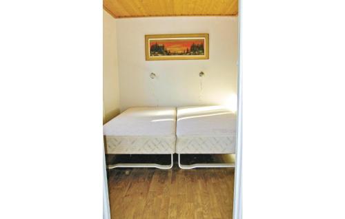 Postel nebo postele na pokoji v ubytování Beautiful Home In Lidhult With Kitchen
