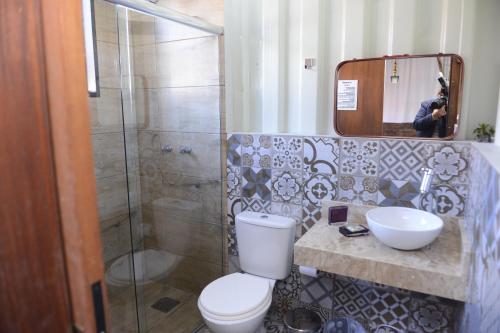 uma casa de banho com um WC, um lavatório e um chuveiro em Pousada Charme e Estilo em Nova Petrópolis