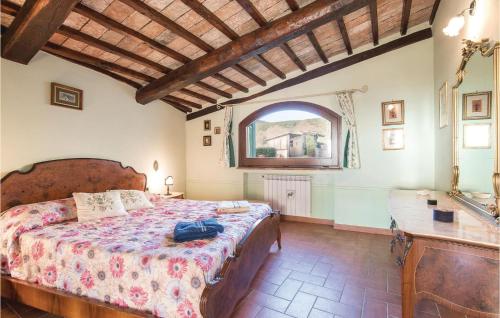 um quarto com uma cama, uma mesa e uma janela em Narni Cottage em Villa Santa Maria