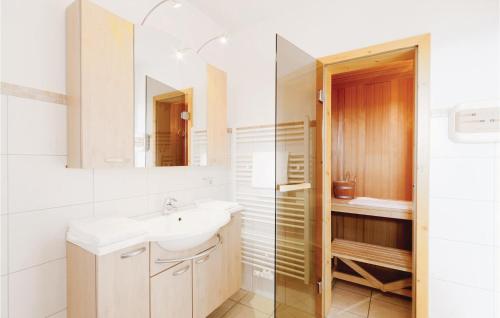 Ένα μπάνιο στο Awesome Apartment In Rechlin With Sauna