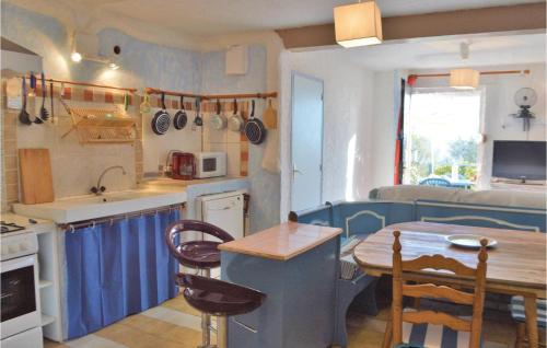 une cuisine avec une table et une salle à manger dans l'établissement Lovely Apartment In Serra Di Ferro, à Serra-di-Ferro