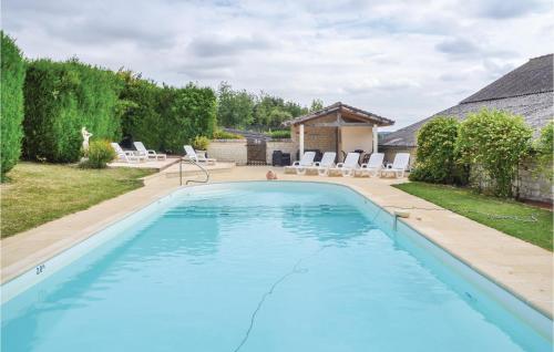 - une grande piscine dans une cour avec des chaises et une maison dans l'établissement Altea, à Assay