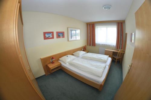 Säng eller sängar i ett rum på Apparthotel Bliem