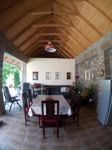 sala de estar con mesa y sofá en Apartman Vila Milica en Kikinda