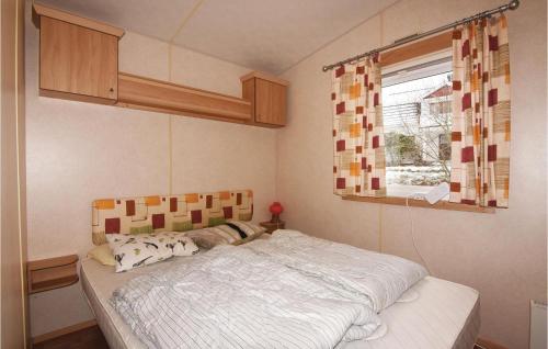 een slaapkamer met een bed en een raam bij Lovely Home In Dalstorp With House Sea View in Dalstorp