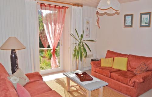 Posezení v ubytování Stunning Home In Plogastel St Germain