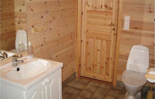La salle de bains est pourvue d'un lavabo blanc et de toilettes. dans l'établissement 4 Bedroom Amazing Home In mli, à Felli
