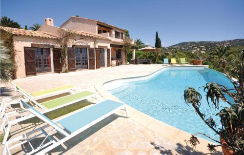 eine Villa mit Swimmingpool und ein Haus in der Unterkunft Cozy Home In Les Issambres in Les Issambres
