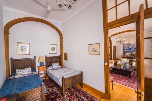 リスボンにあるClassic Lisbon Downtown Apartmentのベッドルーム1室(ベッド2台付)、アーチ型の間取り