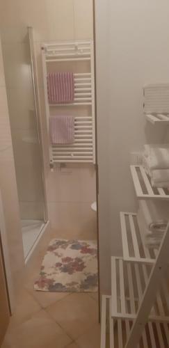 - un réfrigérateur blanc avec tapis dans l'établissement Apartments Ruzica, à Pula