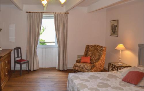 une chambre avec un lit, une chaise et une fenêtre dans l'établissement Stunning Home In Plogastel St Germain, à Plogastel-Saint-Germain
