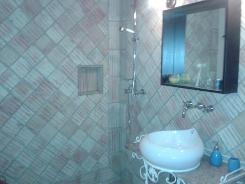 a bathroom with a sink and a mirror at Barranco do Zambujeiro in Vila do Bispo
