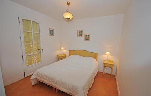 A bed or beds in a room at Lovely Home In Fayence With Kitchen