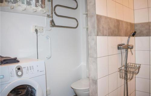 łazienka z pralką i toaletą w obiekcie Cozy Home In Hllviken With Wifi w mieście Höllviken