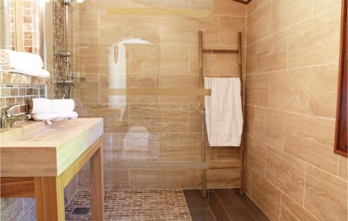 y baño con ducha y lavamanos. en 2 Bedroom Awesome Home In Sigoyer, en Sigoyer