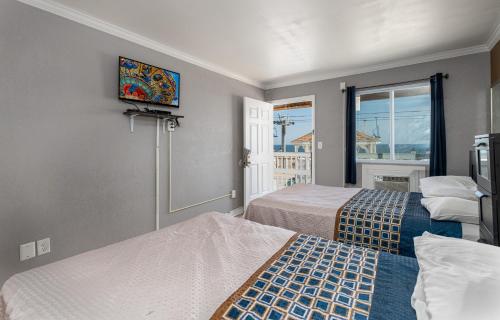 Postel nebo postele na pokoji v ubytování Boardwalk Hotel Charlee & Apartments Beach Hotel Oceanfront