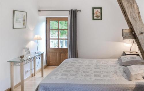1 dormitorio con cama, escritorio y ventana en 2 Bedroom Cozy Home In Cravant Les Cteaux, en Cravant-les-Coteaux